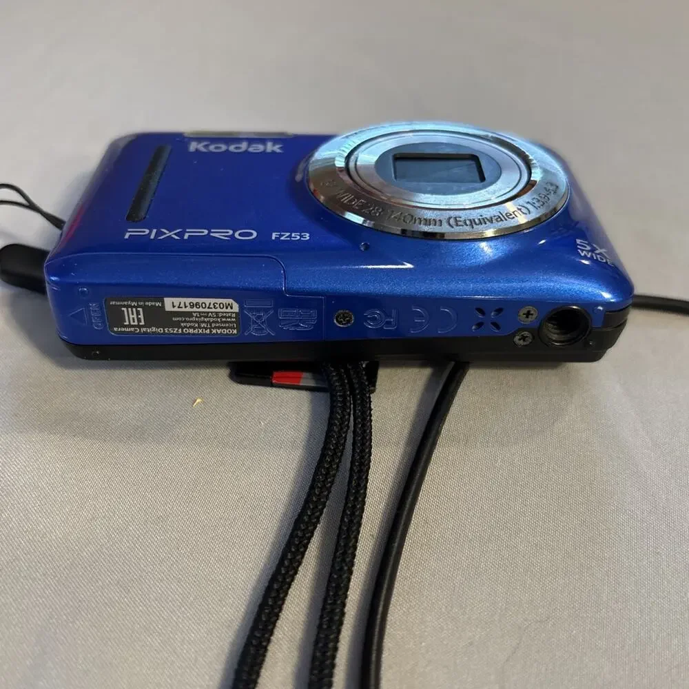 Kodak PIXPRO FZ53 5X Digital Camera 16.0MP W/ Battery, Charger, & Memory Card